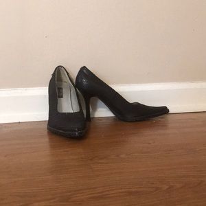 Black pumps